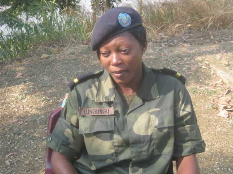 Bas-Congo : femme et officier militaire