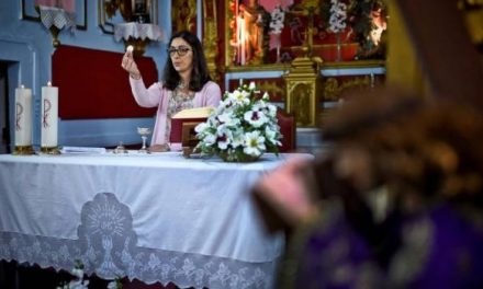 la pénurie de curés catholiques pousse plusieurs femmes à célébrer la messe … au Portugal