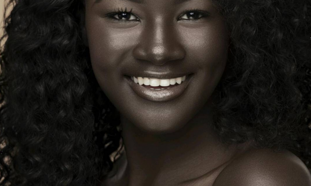 Khoudia Diop une déesse de la mélanine dont la peau noire éblouit