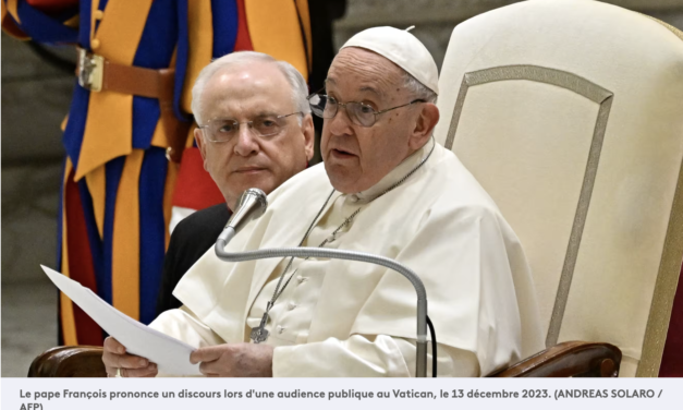 Le Vatican autorise la bénédiction hors liturgie des couples de même sexe